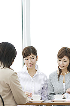 開個月嫂中心投資多少？揭秘月嫂行業的高回報與低風險