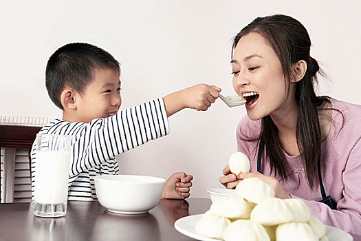 住家保姆一般給多少錢？了解薪資標(biāo)準(zhǔn)，助你做出明智選擇