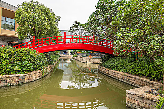 深圳育兒師價(jià)錢多少？選擇專業(yè)育兒師，讓育兒更輕松