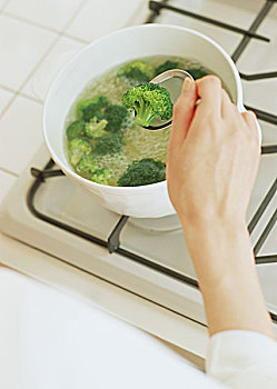家政服務(wù)行業(yè)薪資揭秘：你不可忽視的高薪潛力