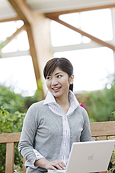 照顧臥床保姆多少錢？了解行業(yè)價格與服務(wù)選項