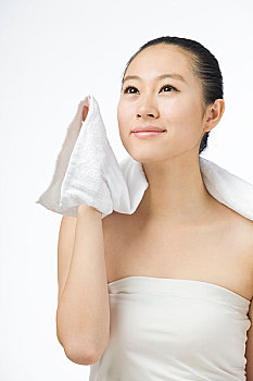 生孩子醫(yī)院請護工多少錢？您需要了解的費用與服務(wù)
