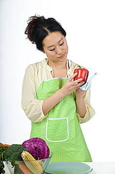 現(xiàn)在一個(gè)住家保姆多少錢？了解保姆市場(chǎng)的真實(shí)價(jià)格和選擇指南