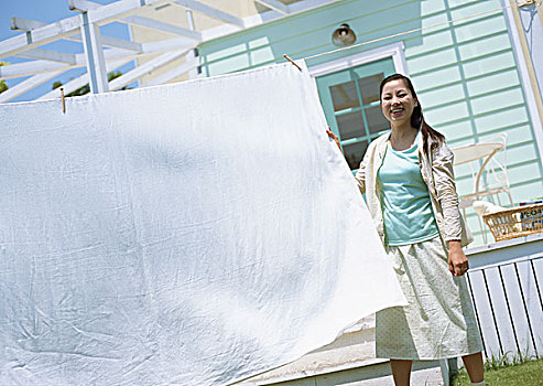 在住家保姆多少錢？揭開家庭服務的背后真相！