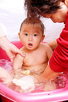 大連看小孩保姆價(jià)格多少？如何找到合適的保姆？