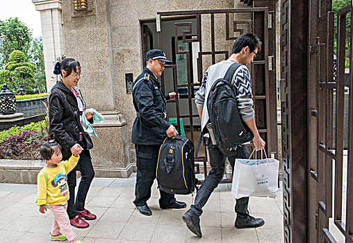 四川醫(yī)院護(hù)工多少錢(qián)一天？選擇護(hù)工服務(wù)的費(fèi)用解析