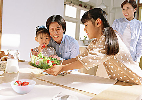 開(kāi)個(gè)家政公司多少錢？讓你輕松了解投資家政行業(yè)的費(fèi)用與回報(bào)