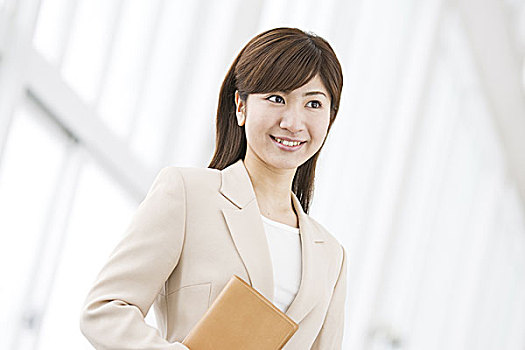 女傭多少錢一個月？揭秘家庭助理服務的價格與價值