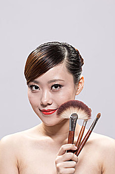 現(xiàn)在做保姆工資多少？了解2025年保姆行業(yè)的最新薪資趨勢(shì)