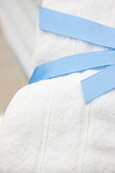 孩子育兒嫂一個月多少錢？揭秘優質育兒嫂服務背后的價值