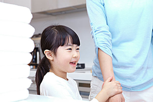 月嫂一般工作多少個(gè)小時(shí)？揭秘月嫂工作時(shí)間背后的秘密