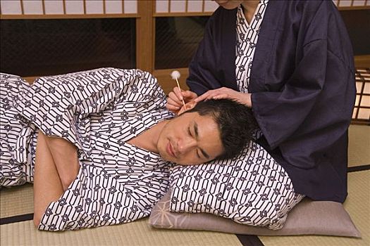 做晚飯保姆多少錢一個(gè)月？揭秘家庭晚餐保姆服務(wù)的價(jià)格與價(jià)值