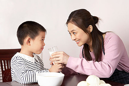 青島保姆每小時多少錢？揭秘青島家政服務價格的秘密