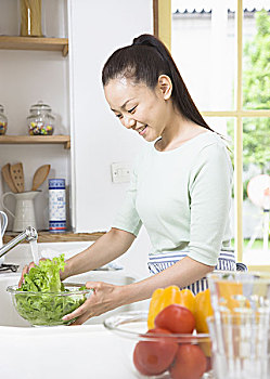 開(kāi)個(gè)家政公司多少錢？讓你輕松了解投資家政行業(yè)的費(fèi)用與回報(bào)