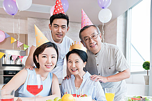 成都學(xué)育兒嫂培訓(xùn)費是多少？全方位了解育兒嫂培訓(xùn)課程及費用