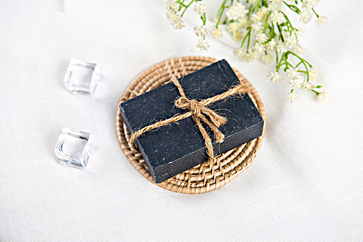 鄭州高級(jí)月嫂工資多少？揭示高薪背后的行業(yè)趨勢(shì)與發(fā)展機(jī)會(huì)