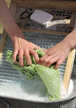 金牌月嫂工資多少錢？揭秘月嫂行業(yè)薪資與收入潛力