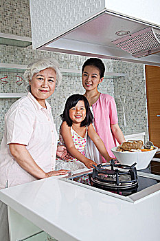 不住家的嬰兒保姆多少錢？揭開育嬰市場背后的價格真相
