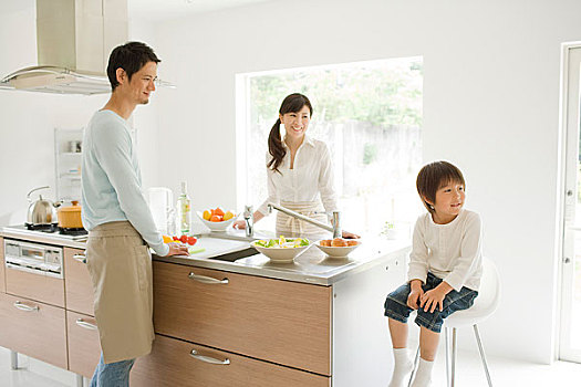 武漢找?guī)『⒈Ｄ范嗌馘X？讓你輕松了解保姆服務(wù)的市場價格與選擇指南