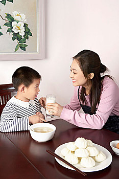 注冊(cè)家政服務(wù)部多少錢(qián)？揭秘家政行業(yè)創(chuàng)業(yè)投資和利潤(rùn)前景