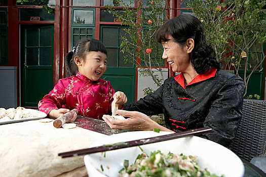 金華保姆介紹費(fèi)多少？了解服務(wù)費(fèi)用，選擇更適合您的保姆