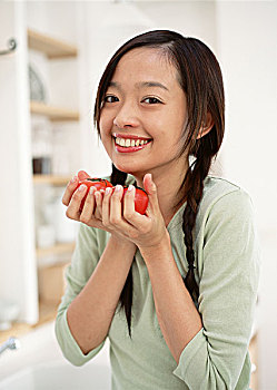 住家家政保姆月嫂多少錢？你了解這些服務(wù)的市場行情嗎？