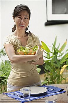 找照顧老人保姆多少錢？揭秘各地照顧老人的保姆費用與選擇