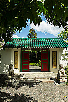 天津住家育兒嫂工資多少？揭秘天津住家育兒嫂薪資現狀與行業前景