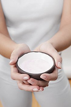 沒有經(jīng)驗的育兒嫂多少錢？如何挑選合適的育兒嫂？