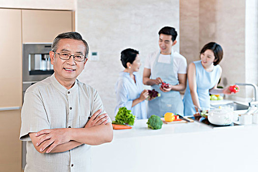 深圳找個(gè)保姆多少錢？如何選擇合適的保姆服務(wù)？