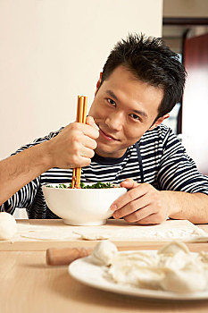 上海月嫂一月拿多少錢？揭秘高薪背后的行業(yè)潛力