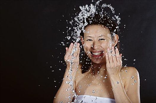 一個(gè)月請(qǐng)保姆多少錢？了解家政服務(wù)費(fèi)用與市場(chǎng)現(xiàn)狀