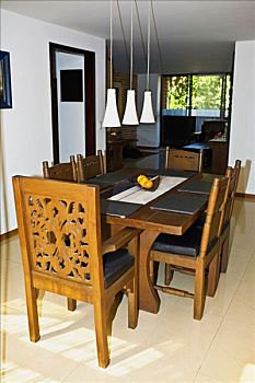 威海住家保姆多少錢(qián)？揭開(kāi)家政服務(wù)背后的真實(shí)費(fèi)用