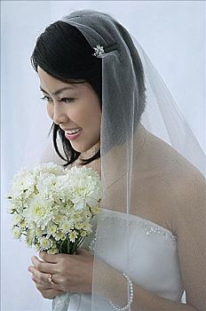 照顧老人全職保姆多少錢？如何選擇合適的全職照護服務？
