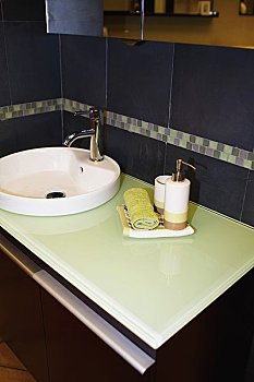 請住家保姆需要多少錢？揭秘背后的費用與服務
