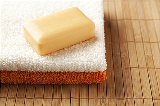 醫(yī)院找個護(hù)工多少錢一天？費(fèi)用明細(xì)與選擇技巧全揭秘！