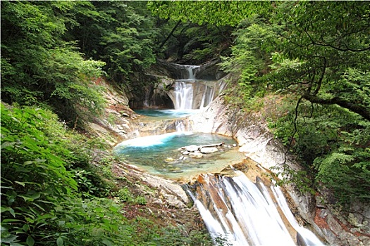 找個醫(yī)院陪護(hù)多少錢？揭秘醫(yī)院陪護(hù)費(fèi)用背后的秘密