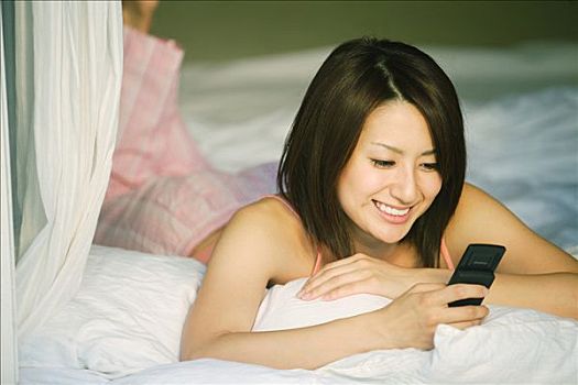 住家育嬰師月薪多少？揭開行業(yè)背后的財(cái)富真相