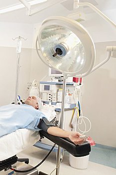 保姆平均月工資多少？揭開這個行業的薪資真相
