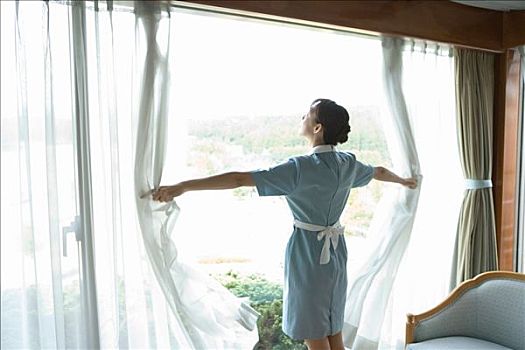 保姆最小年齡是多少？了解保姆年齡對(duì)家庭的影響