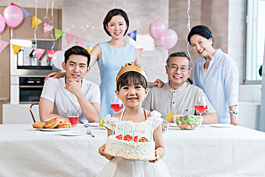 保姆照顧小孩得多少錢？家長最關(guān)心的費用揭秘