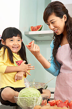如何選擇合適的保姆？了解保姆接孩子做家務的費用