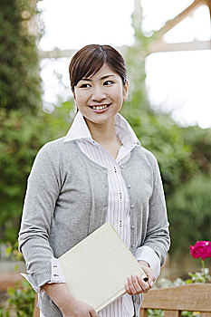 成都學育兒嫂培訓費是多少？全方位了解育兒嫂培訓課程及費用