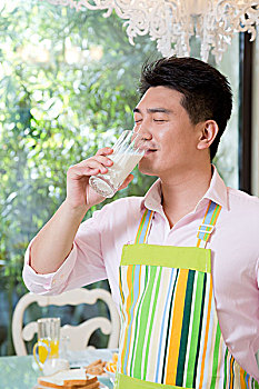 煙臺保潔擦玻璃多少錢？全面解析玻璃清潔服務(wù)的價格與優(yōu)勢