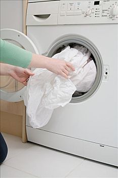 育兒嫂公司一般多少錢？為您的家庭選擇合適的育兒嫂服務