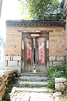 找阿姨帶寶寶多少錢？全面解析月嫂服務(wù)費(fèi)用及選擇技巧