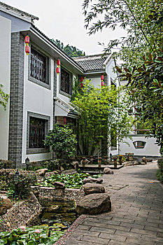 成都學育兒嫂培訓費是多少？全方位了解育兒嫂培訓課程及費用